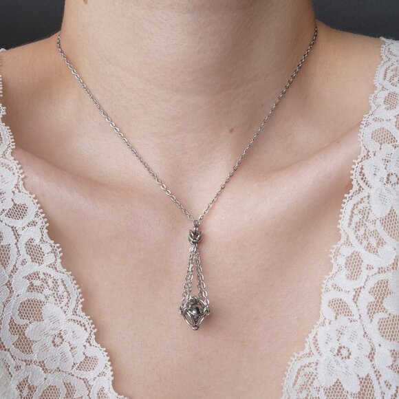 Classic vintage antique silver basket necklace with a small silver chain - Picture 7 of 7